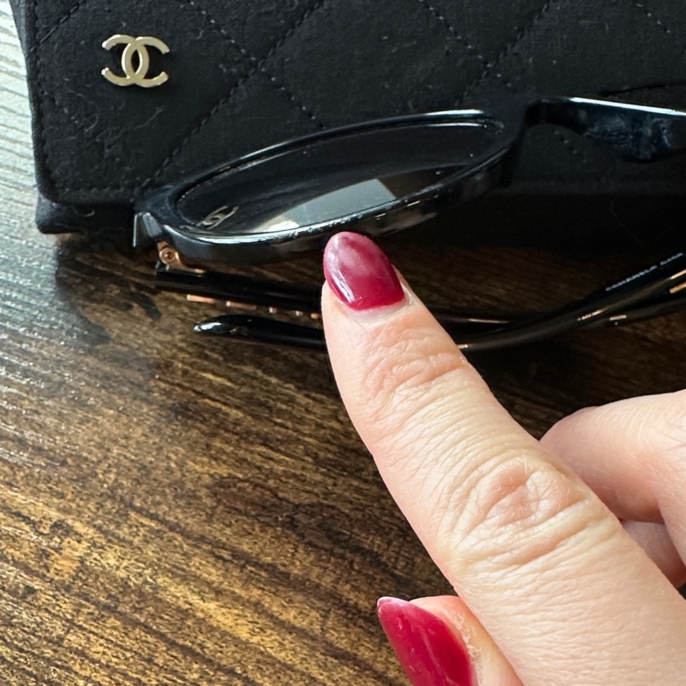 CHANEL Elegant Black Sunglasses with Quilted Case - Picture 4 of 5